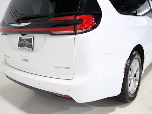 Used 2026 Chrysler Pacifica Limited FWD image 9
