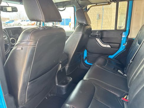 Used 2017 Jeep Wrangler Unlimited Sahara image 28