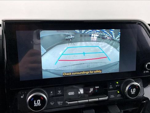 Used 2023 Toyota Highlander XLE AWD/4WD image 13