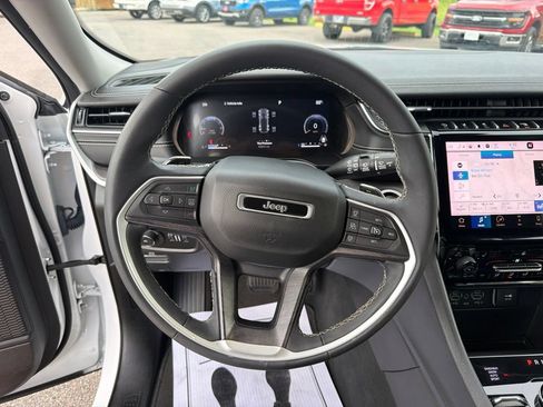 Used 2023 Jeep Grand Cherokee Limited w/ Black Appearance Package AWD/4WD image 15