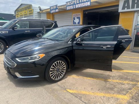 Used 2018 Ford Fusion SE w/ Fusion SE Technology Package FWD image 9