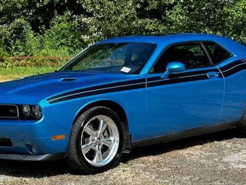 Used 2010 Dodge Challenger R/T RWD image 5