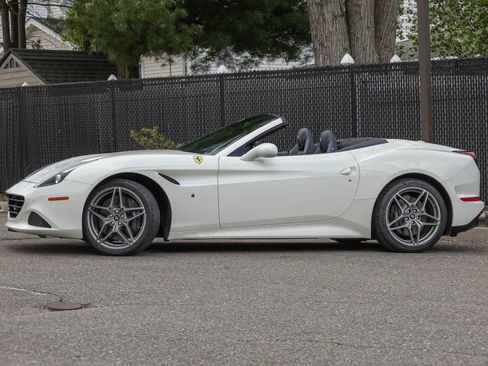 Used 2016 Ferrari California T RWD image 12