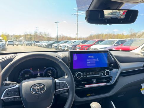 New 2026 Toyota Highlander Limited AWD/4WD image 2