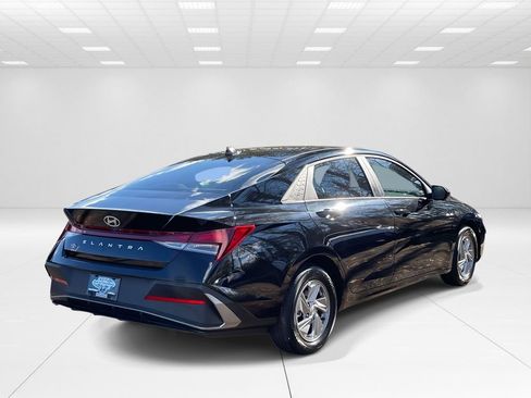New 2025 Hyundai Elantra SE image 6
