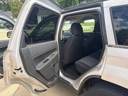 Used 2010 Jeep Grand Cherokee Laredo w/ Popular Equipment Group AWD/4WD image 13