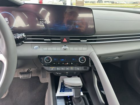 Certified 2024 Hyundai Elantra SEL w/ Convenience Package image 19