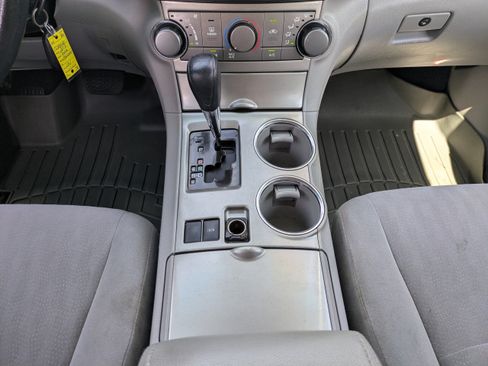 Used 2012 Toyota Highlander FWD w/ Cold Weather Pkg image 18