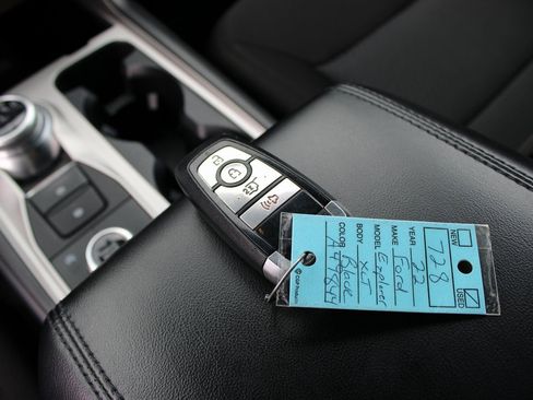 Used 2022 Ford Explorer XLT image 30