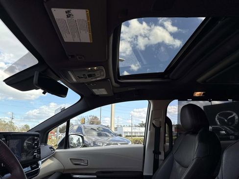 Used 2021 Toyota Sienna Platinum image 29