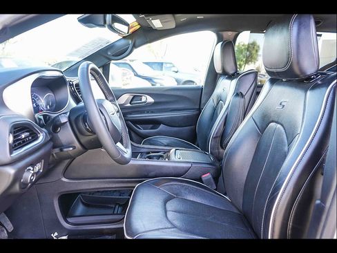 Used 2022 Chrysler Pacifica Limited w/ Uconnect Theater Family Group FWD image 19