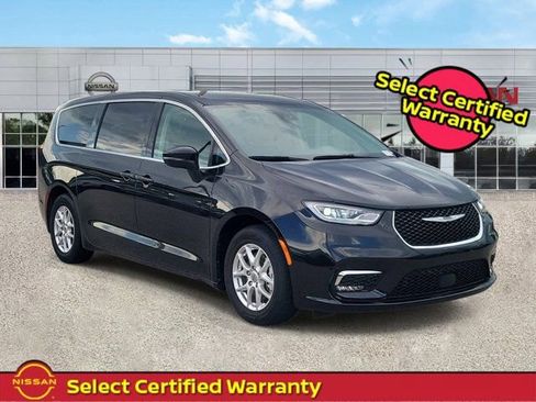 Used 2023 Chrysler Pacifica Touring-L FWD image 1