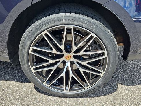Certified 2023 Porsche Macan AWD/4WD image 12