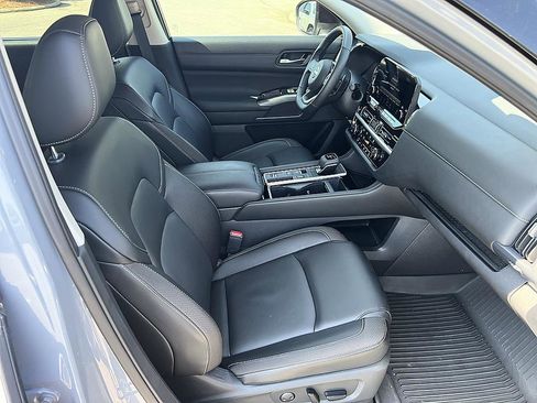 Certified 2025 Nissan Pathfinder SL FWD image 17