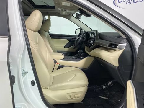 Certified 2024 Toyota Highlander XLE AWD/4WD image 9
