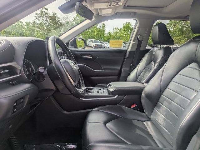 Used 2023 Toyota Highlander XLE AWD/4WD image 14
