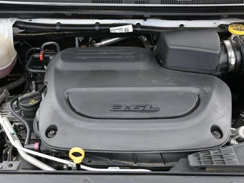 Used 2024 Chrysler Pacifica Touring-L FWD image 8