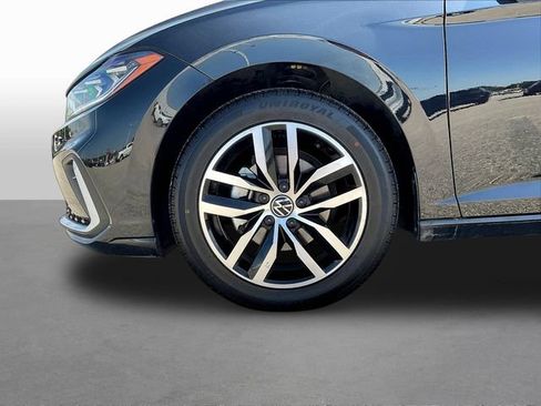 Used 2025 Volkswagen Jetta SE FWD image 34