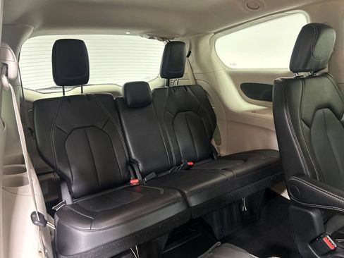 Certified 2024 Chrysler Pacifica Touring-L FWD image 42