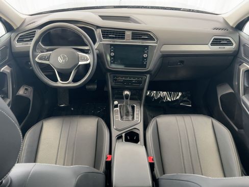 Used 2024 Volkswagen Tiguan SE image 17