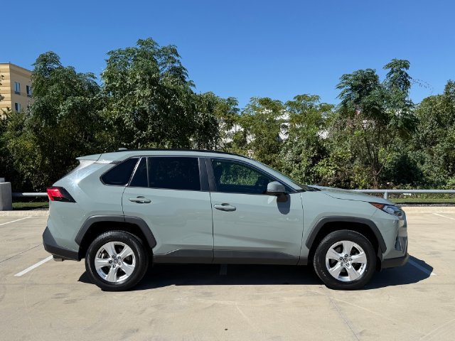 Used 2021 Toyota RAV4 XLE AWD/4WD image 4