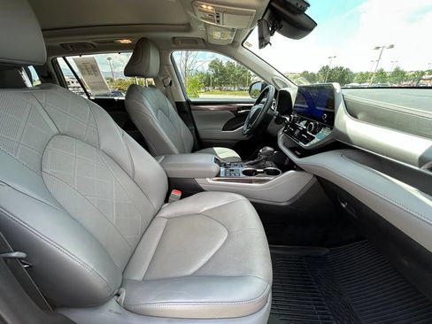 Used 2024 Toyota Highlander Platinum AWD/4WD image 32