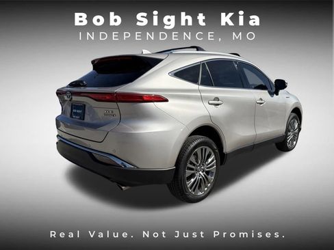 Used 2021 Toyota Venza XLE image 18