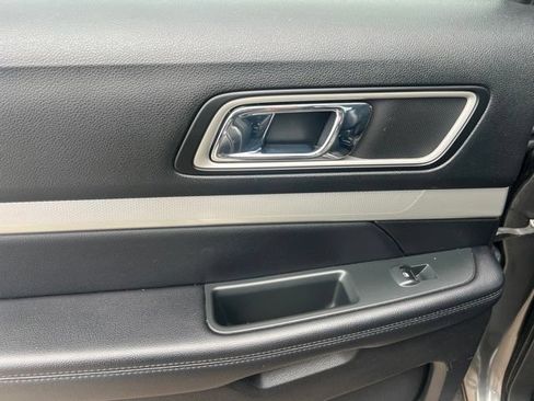 Used 2016 Ford Explorer XLT w/ Equipment Group 202A FWD image 27