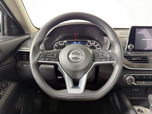 Used 2025 Nissan Altima 2.5 SV FWD image 9