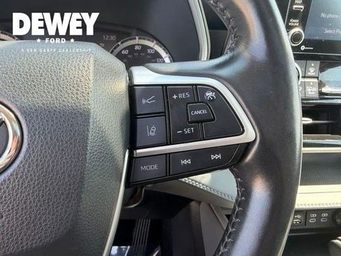 Used 2022 Toyota Highlander XLE AWD/4WD image 16