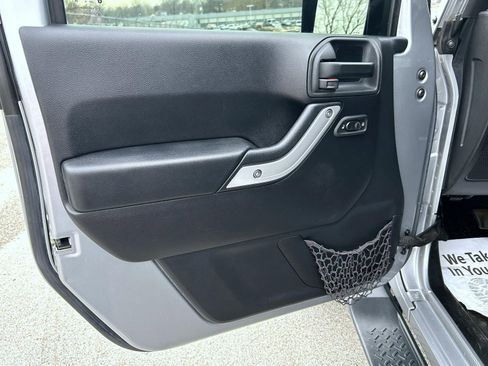 Used 2015 Jeep Wrangler Unlimited Sahara w/ Connectivity Group image 9