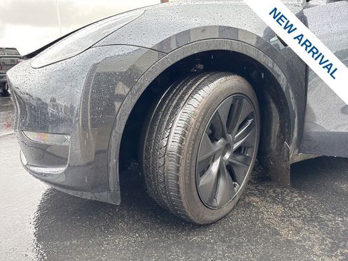 Used 2024 Tesla Model Y Long Range AWD/4WD image 25