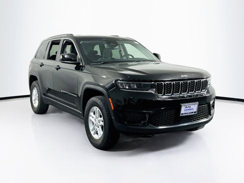 Used 2023 Jeep Grand Cherokee Laredo AWD/4WD image 3