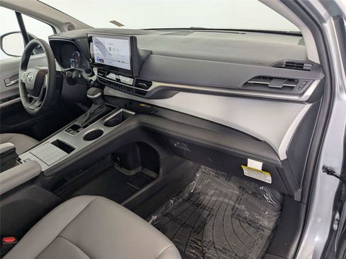 Used 2025 Toyota Sienna XLE w/ XLE Plus Package FWD image 30