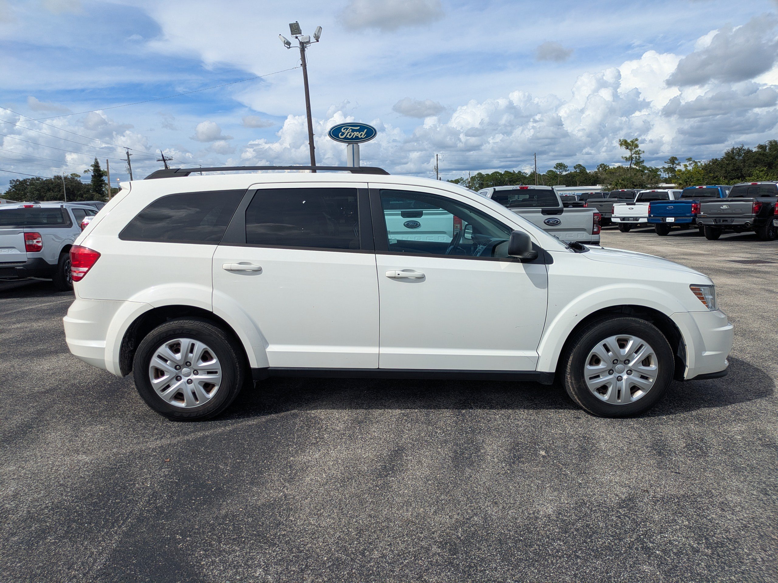 Used 2019 Dodge Journey SE FWD image 3