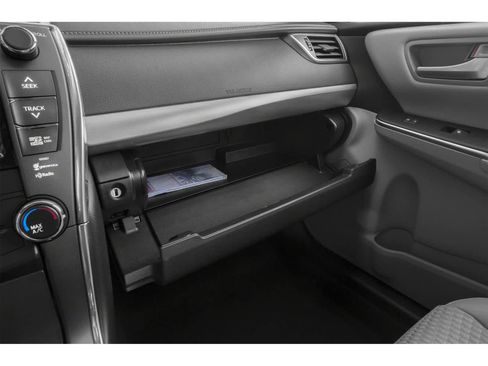 Used 2015 Toyota Camry SE w/ Moonroof Package FWD image 11