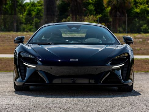 Used 2023 McLaren Artura image 16