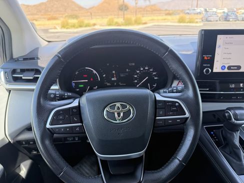 Used 2025 Toyota Sienna XLE FWD image 20