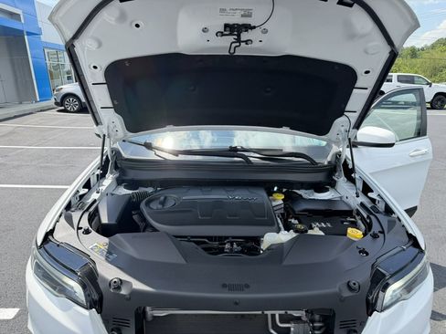 Used 2019 Jeep Cherokee Latitude Plus w/ Comfort/Convenience Group AWD/4WD image 32