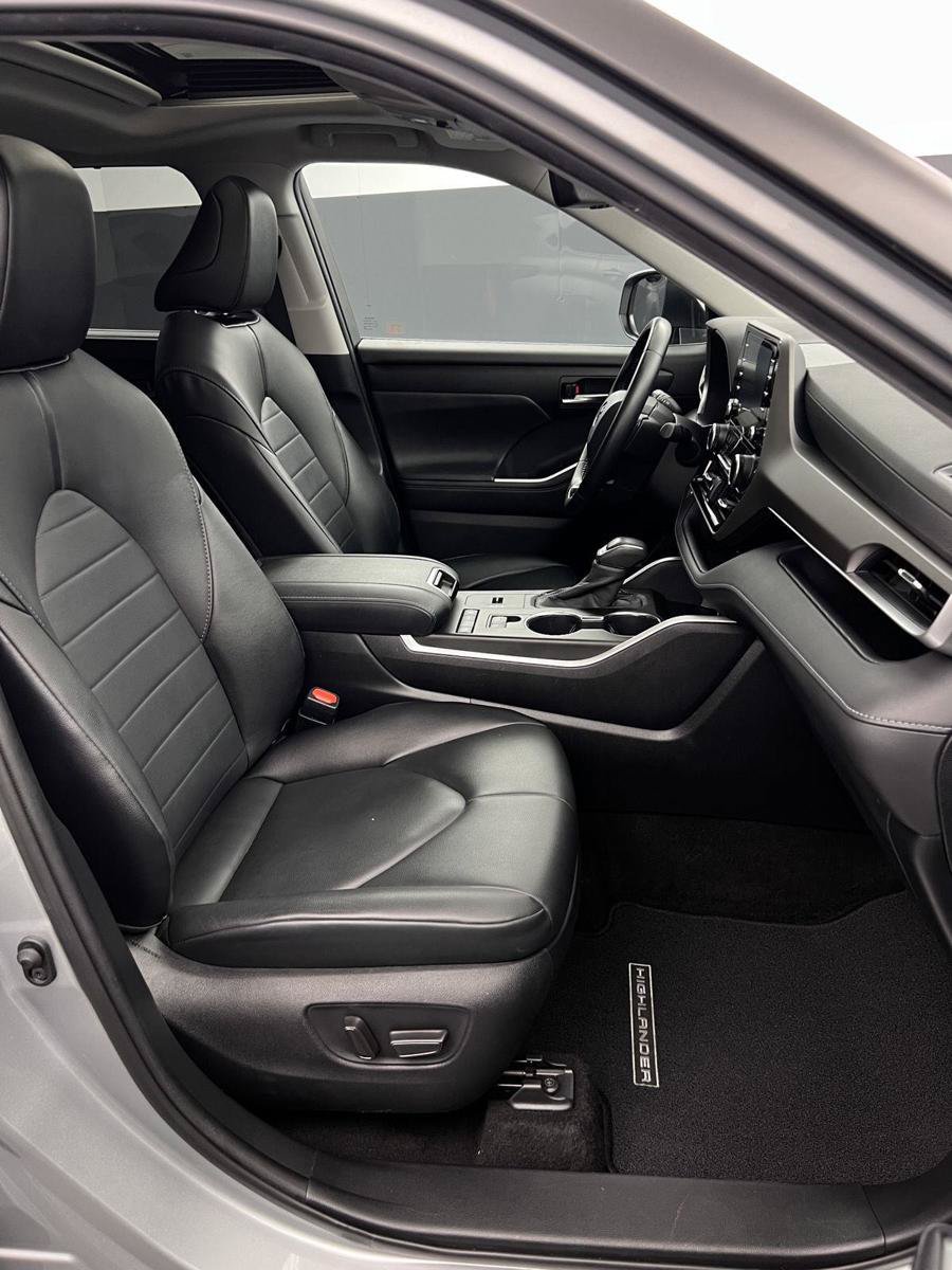 Used 2020 Toyota Highlander XLE FWD image 29