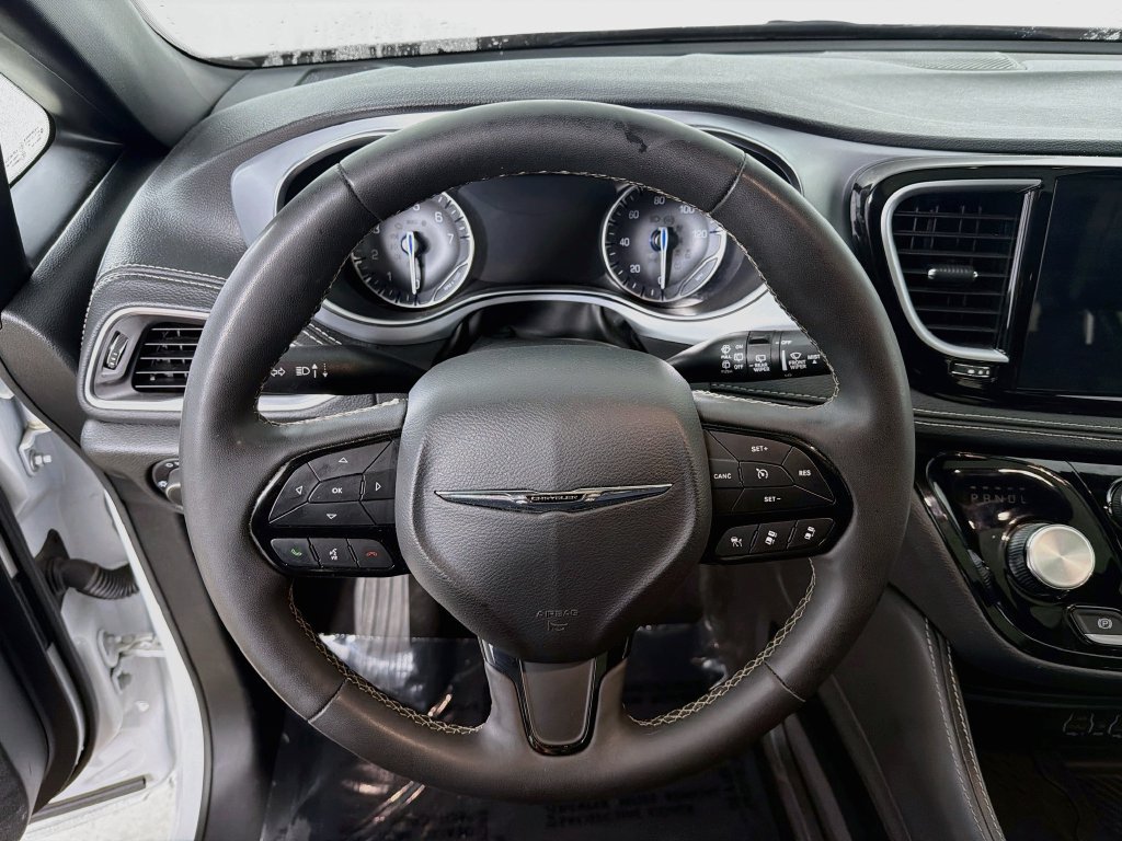 Used 2025 Chrysler Pacifica Limited FWD image 11