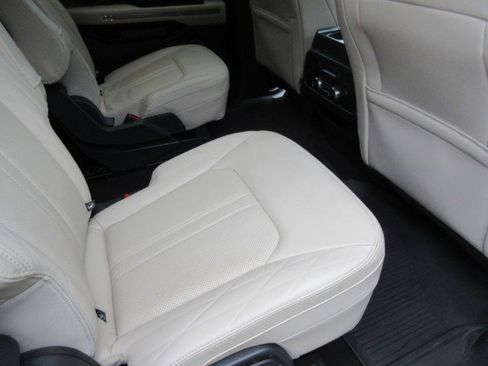 Used 2024 Ford Expedition Platinum image 20