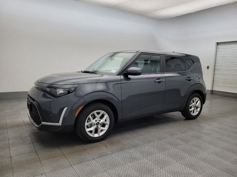 Used 2025 Kia Soul LX image 2