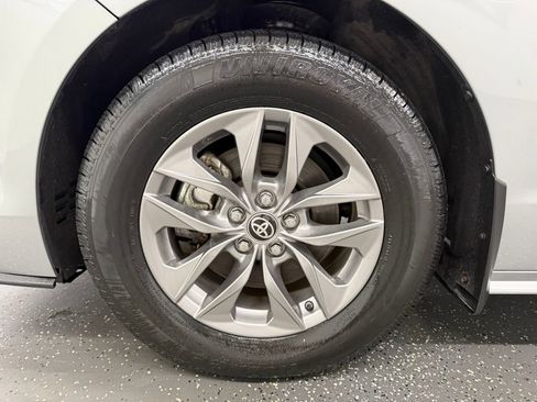 Used 2024 Toyota Sienna LE AWD/4WD image 18