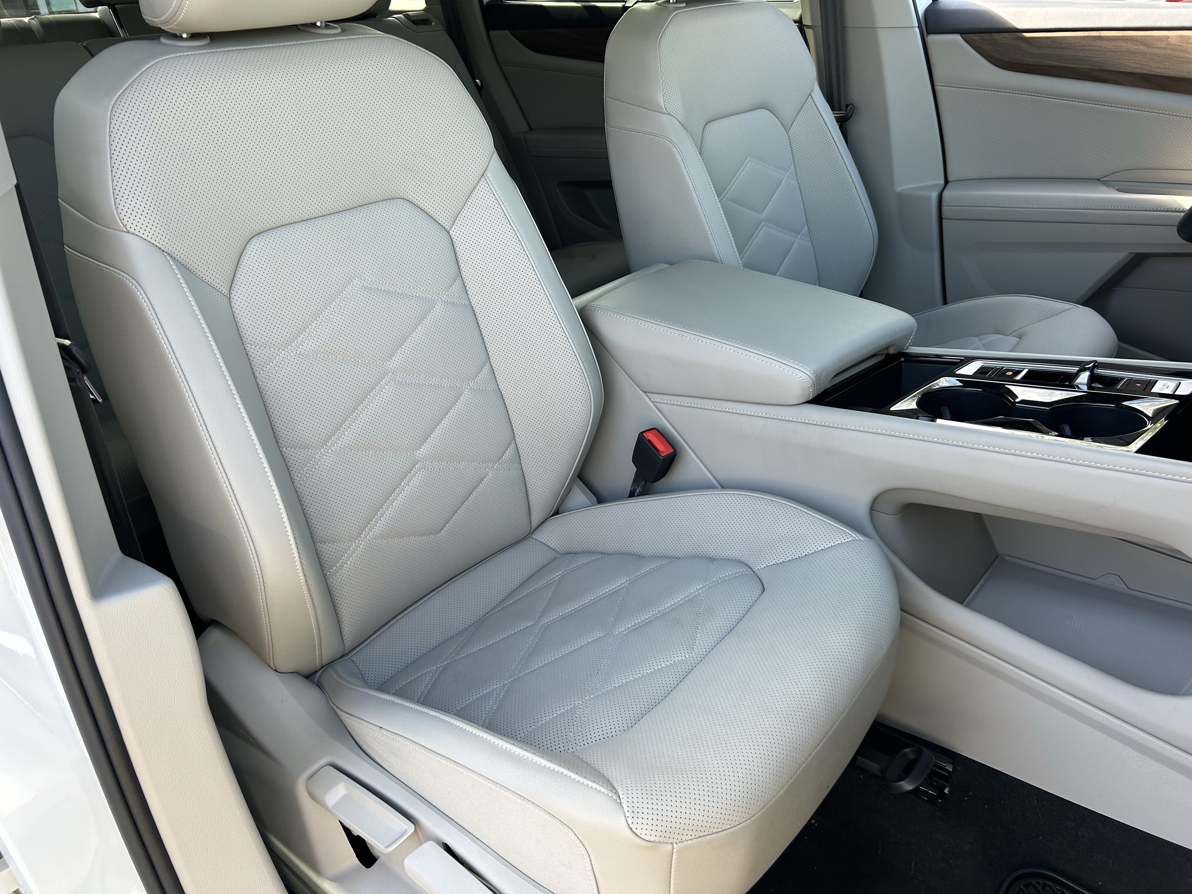 Certified 2025 Volkswagen Atlas SE w/ Panoramic Sunroof Package FWD image 8