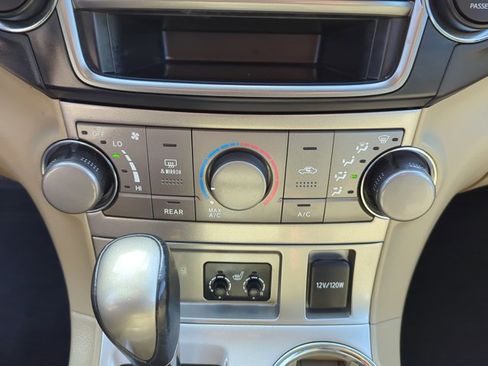 Used 2013 Toyota Highlander SE image 23