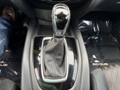 Used 2019 Nissan Rogue S FWD image 18