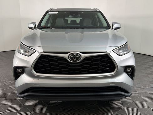 Used 2023 Toyota Highlander XLE AWD/4WD image 5