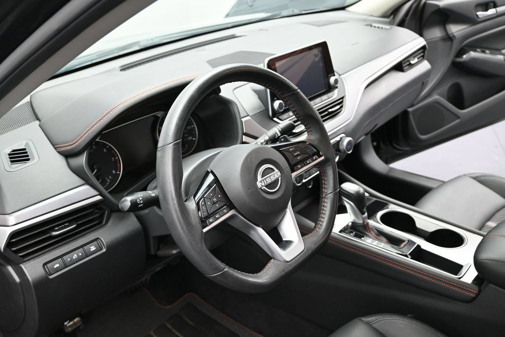 Used 2025 Nissan Altima 2.5 SR FWD image 11
