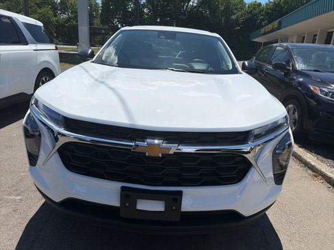 Used 2024 Chevrolet Trax LS w/ Driver Confidence Package FWD image 2